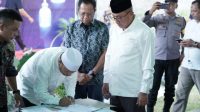 Sekda Halmahera Barat, M.Syahril Abdurradjak saat serahkan hibah lahan pekuburan di Kelurahan Maliaro, ke Yayasan Abdi Ikhlas Al-Mutatharin. (Istimewa).