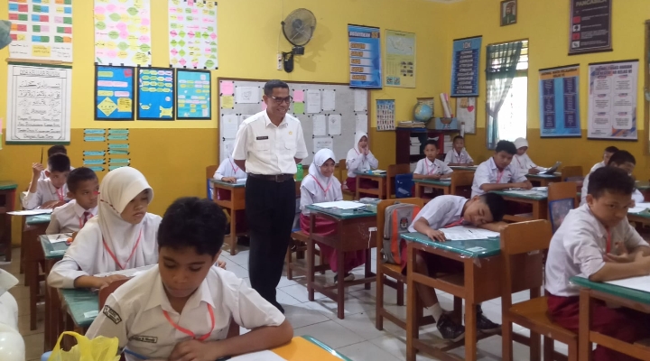 Kepala Dinas Pendidikan Muslim Gani saat pantau ujian sekolah tingkat SD dan SMP di wilayah Kota Ternate, Rabu 10 Mei 2023.(Foto : Ian/beritadetik.id).