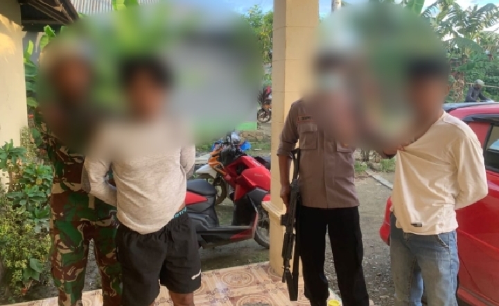 Anggota TNI dan Polisi di Weda Tengah saat ringkus dua terduga pelaku pemerkosaan, Jumat 12 Mei 2023.(Istimewa).