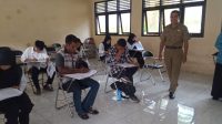 Kadisdik Ternate saat pantau Ujian Paket di ruang Sangkar Kegiatan Belajar (SKB) Kelurahan Dufa Dufa, Selasa 16 Mei 2023.(Foto : Ian/beritadetik.id). Kadisdik Ternate saat pantau Ujian Paket di ruang Sangkar Kegiatan Belajar (SKB) Kelurahan Dufa Dufa, Selasa 16 Mei 2023.(Foto : Ian/beritadetik.id).