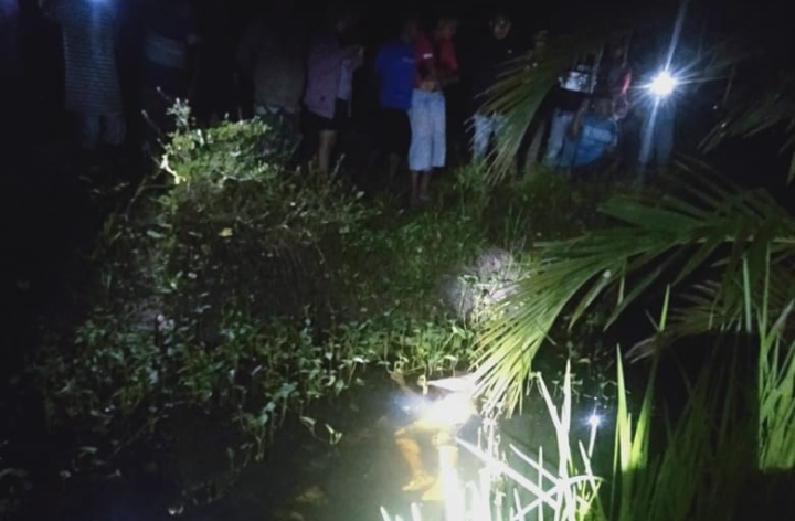 Mayat laki-laki saat ditemukan terapung di irigasi Desa Tedeng, Kecamatan Jailolo, Kamis (18/5/2023) malam.(Foto : Ist/beritadetik.id).