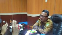 Kabid Bina Marga PUPR Malut, Daud Ismail ditemui di ruang kerjanya, Senin 22 Mei 2023. (Foto : Ridho/beritadetik.id).