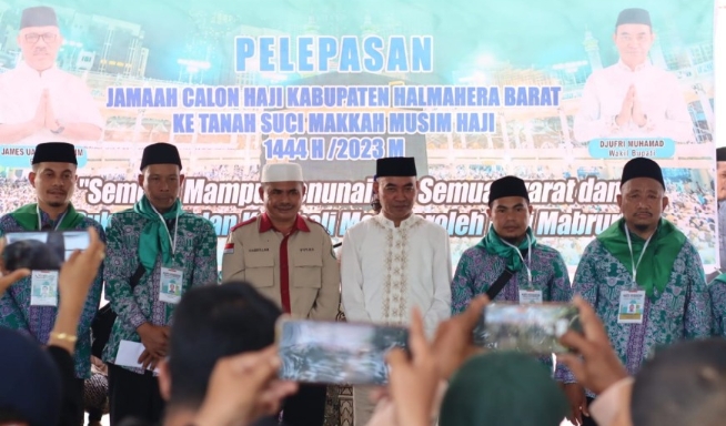Wakil Bupati Djufri Muhammad saat lepas Jemaah Calon Haji (JCH) Kabupaten Halmahera Barat, bertempat di masjid Raya Segi Lamo Jailolo, Minggu 28 Mei 2023.(Foto : Istimewa).