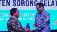 Menteri Nadiem Makarim saat menyerahkan penghargaan kepada Bupati Kabupaten Pulau Taliabu, Maluku Utara, H. Aliong Mus, Senin, 29 Mei 2023.(Foto : Istimewa).