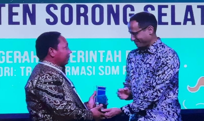 Menteri Nadiem Makarim saat menyerahkan penghargaan kepada Bupati Kabupaten Pulau Taliabu, Maluku Utara, H. Aliong Mus, Senin, 29 Mei 2023.(Foto : Istimewa).
