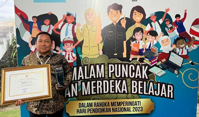 Bupati Pulau Taliabu Aliong Mus Terima Penghargaan dariMendikbudristek.(Istimewa).