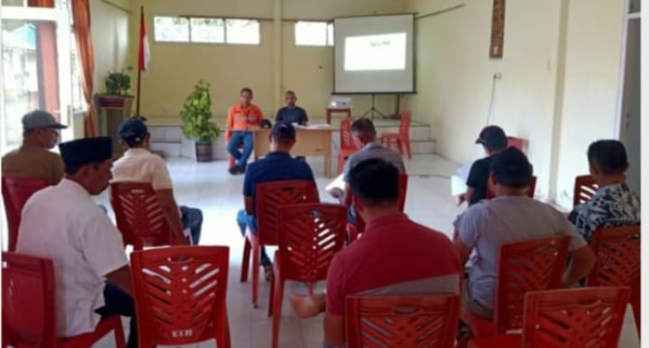 Rapat yang digelar di aula Kantor Camat Malifut, Kabupaten Halmahera Utara, Selasa (28/05/2023).