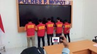 Lima Tahanan saat diamankan Polres Pulau Morotai. (Foto : Ul/beritadetik.id).