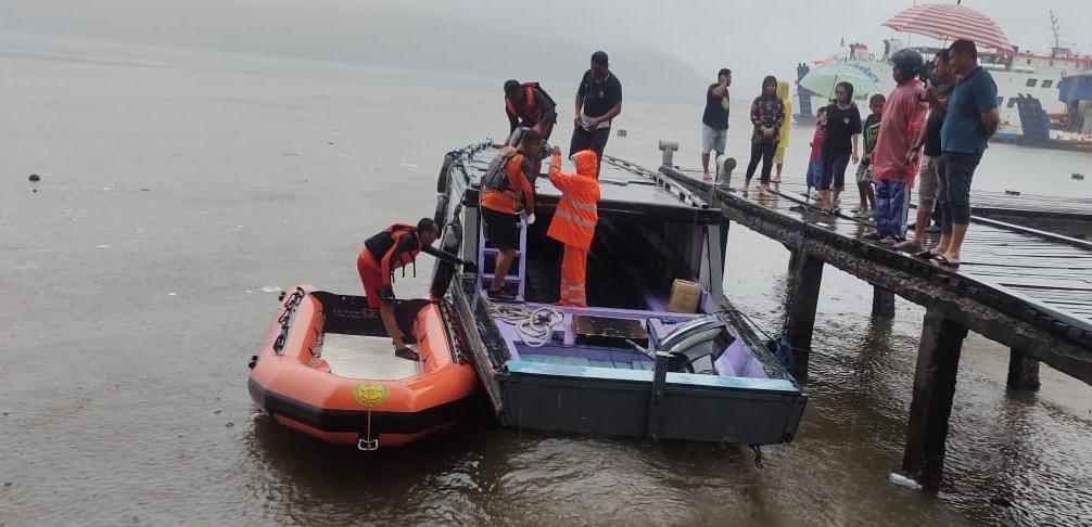 Basarnas Ternate saat melakukan pencarian korban di perairan Ternate, Jumat 16 Juni 2023.(IST).