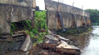 IMG-20230620-WA0029 Tembok Stadion Gelora Kie Raha Ternate Ambruk, pada Selasa 20 Juni 2023.(Foto : Ian/beritadetik.id).