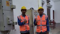 Petugas PLN Unit Layanan Pelanggan (ULP) Sanana saat siaga melakukan pelayanan listrik andal saat HUT Kabupaten Kepulauan Sula.(Istimewa).