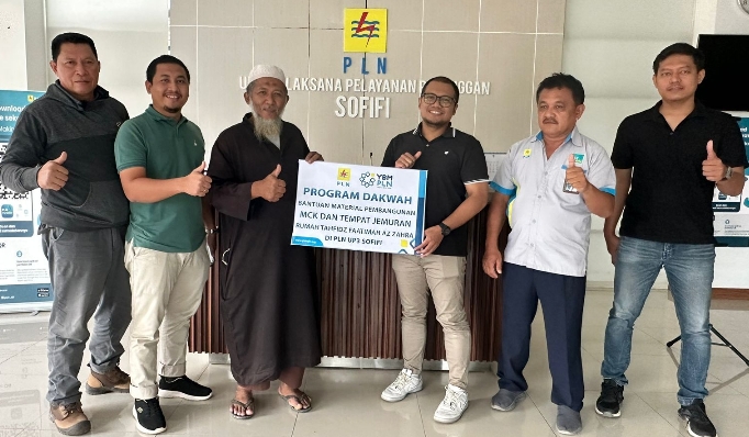 PLN UP3 Sofifi menyerahkan bantuan ke Rumah Tahfizh Yayasan Daarul Usysyaaqil Quran.(Istimewa).