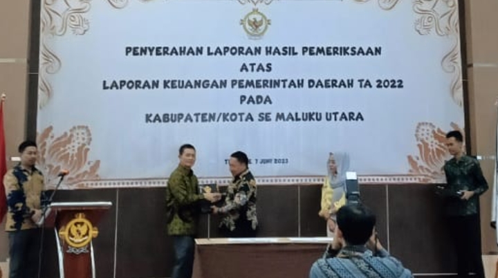 Bupati Taliabu Aliong Mus saat menerima penyerahan LHP-LKPD Tahun 2022.(Foto : beritadetik.id).