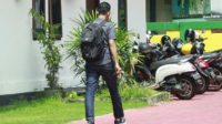 Kasubag Perencanaan Dinas PUPR Halbar saat keluar tinggalkan kantor Kejari usai diperiksa.(Foto : Istimewa).