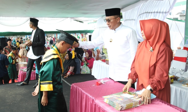 Wali Kota Ternate, M. Tauhid Soleman saat memimpin acara wisuda Baca Tulis Qur'an (BTQ) yang berlangsung di Stadion Gelora Kie Raha Ternate, Kamis 15 Juni 2023.(Istimewa).