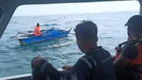 Tim Sar saat evakuasi warga asal Desa Juanga, Pulau Morotai saat alami mati mesin di pertengahan laut Morotai dan Tobelo, Senin 19 Juni 2023.(Foto : IST).