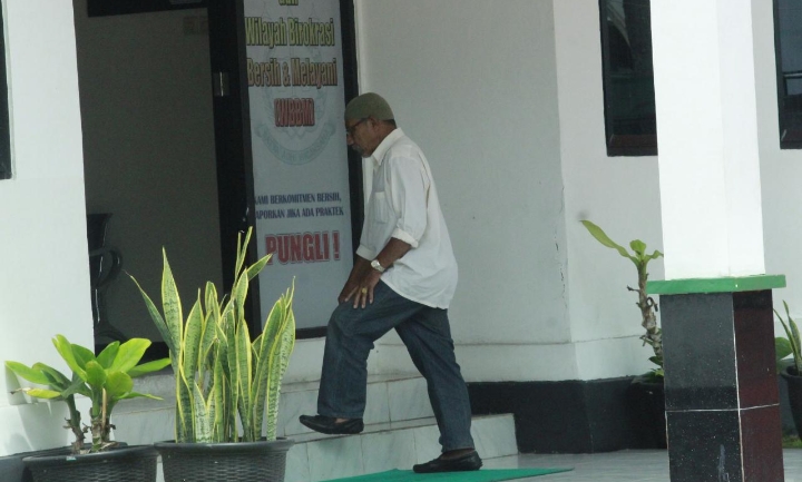 Pejabat Pelaksana Teknis Kegiatan (PPTK) PUPR Halmahera Barat, Tahmid H. Malik saat mendatangi kantor Kejari Halbar, Selasa 20 Juni 2023.(Foto : Istimewa).