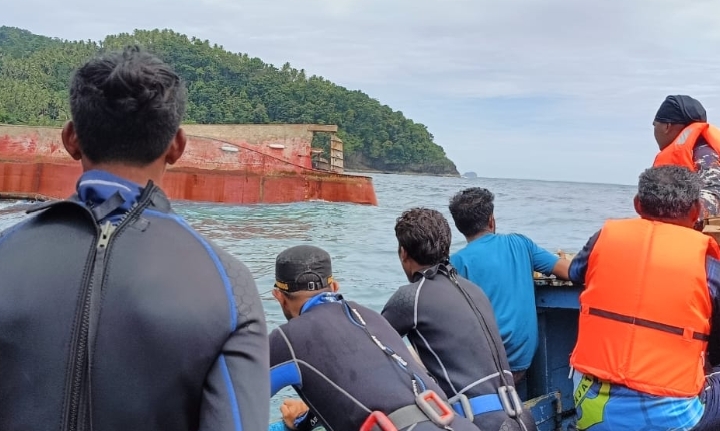 Tim SAR Gabungan saat melakukan pencarian Nahkoda dan Juru masak yang hilang diperairan Batang Dua, Kota Ternate, Maluku Utara.(Foto : Humas Basarnas).