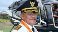 Ilustrasi Gubernur Maluku Utara KH. Abdul Gani Kasuba naik Helikopter.(Istimewa).