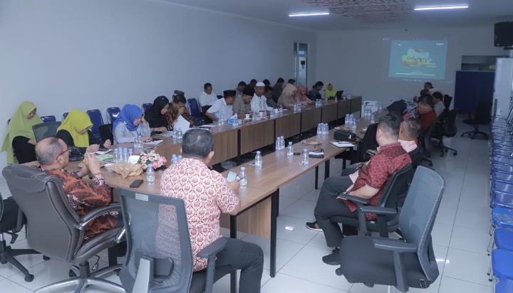 Wali Kota Ternate M. Tauhid Soleman pimpin rapat dengan sejumlah OPD, Jumat 24 Juni 2023.(Foto : Alfian Hattari/beritadetik.id).