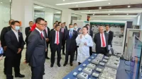 Darmawan Prasodjo Direktur Utama PLN, Amien Sunaryadi Komisaris Utama PLN bersama jajaran Direksi dan Komisaris meninjau salah satu produsen smart meter. Foto: PLN