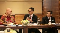 PLN melakukan penjajakan kerja sama terkait suplai listrik ke Desa Wutung di perbatasan Indonesia - Papua Nugini. Kiri ke kanan: John Rosso (Deputi Perdana Menteri Papua Nugini), Darmawan Prasodjo (Direktur Utama PLN), Hartanto Wibowo (Direktur Perencanaan Korporat dan Pengembangan Bisnis PLN)