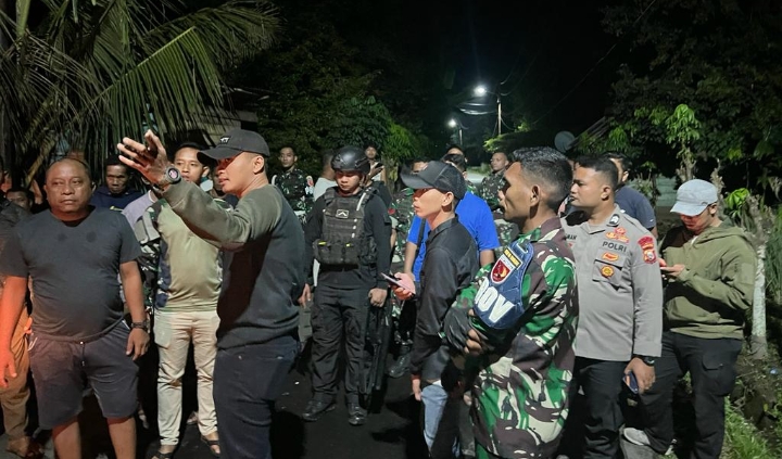 Gabungan aparat TNI/Polri saat melerai perkelahian di Desa Wari, Halmahera Utara.(Istimewa).