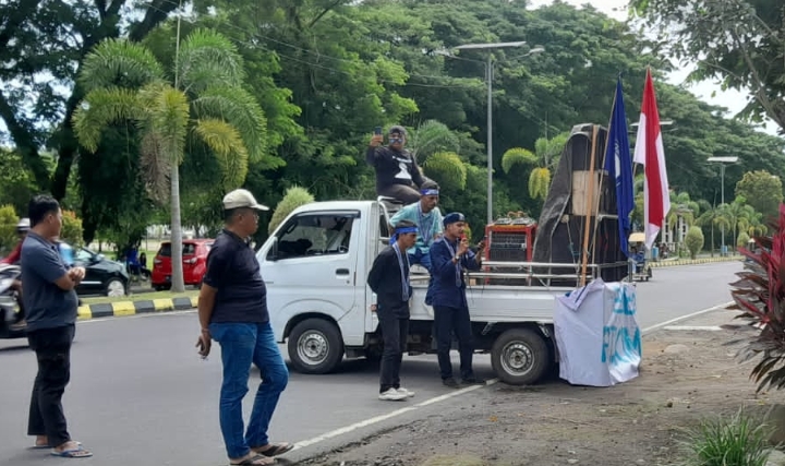 Aksi GMKI Cabang Tobelo di depan kantor DPRD Halmahera Utara, Kamis 20 Juli 2023.(Foto : Fic/beritadetik.id).