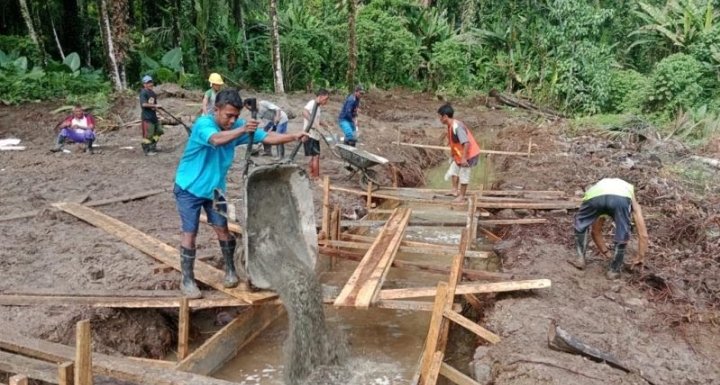 Pembangunan proyek irigasi di kawasan kabupaten Halmahera Barat.(Istimewa).