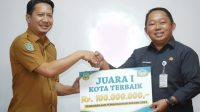Pemkot Ternate saat menerima bonus uang sebesar Rp 100 Juta secara simbolis dari pemerintah Provinsi Maluku Utara, Senin (24/7/2023).