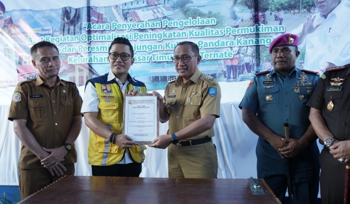 Wali Kota Ternate, M Tauhid Soleman meresmikan kawasan Kuliner Pandara Kananga di Kelurahan Makassar Timur.(Istimewa).
