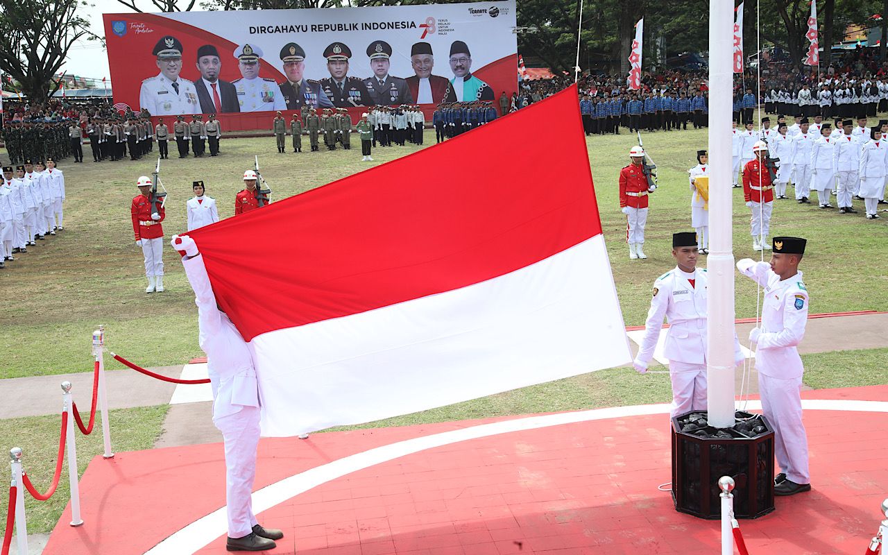 Detik-detik pengibaran merah putih dalam rangka Upacara HUT RI ke-78 tahun 2023 di lapangan Ngara Lamo Kelurahan Soa Sio, Kecamatan Ternate Utara, Kamis (17/8/2023).