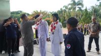 Dua peserta Paskibraka Nasional Tahun 2023 dari Kabupaten Halmahera Utara, saat kembali di Tobelo, usai sukses melaksanakan tugas pengibaran merah putih di Istana Negara pada 17 Agustus 2023 kemarin.(foto : Fic/beritadetik.id).
