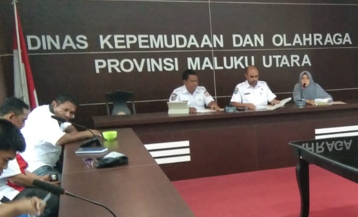 Kadispora Malut Saifuddin Djuba saat pimpin rapat perdana di ruang rapat kantor Dispora Malut di Sofifi, Rabu (02/08/2023).