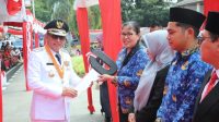 Wali Kota M. Tauhid Soleman saat melakukan penyerahan secara simbolis kunci ambulance untuk 8 kecamatan di Ternate, Maluku Utara, Kamis 17 Agustus 2023.(Istimewa).