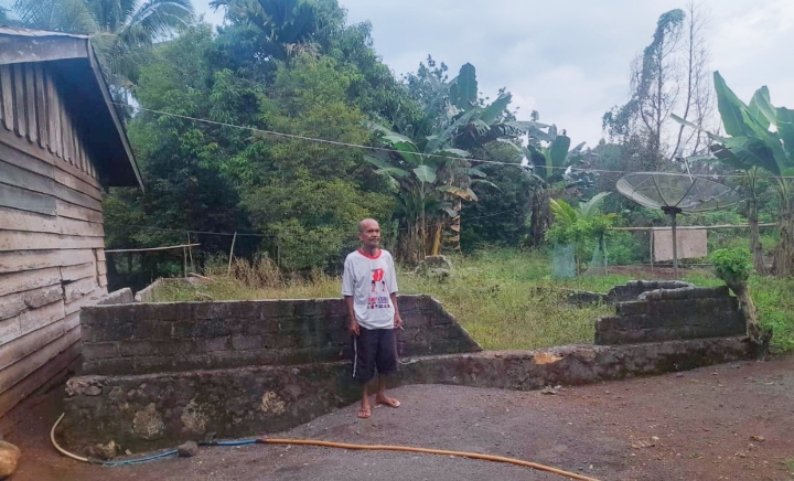 Warga Penerima Bantuan Program Rumah Tidak Layak Huni (RTLH) tahun 2022 di Desa Nakamura, Pulau Morotai.(Foto : Ul/beritadetik.id).
