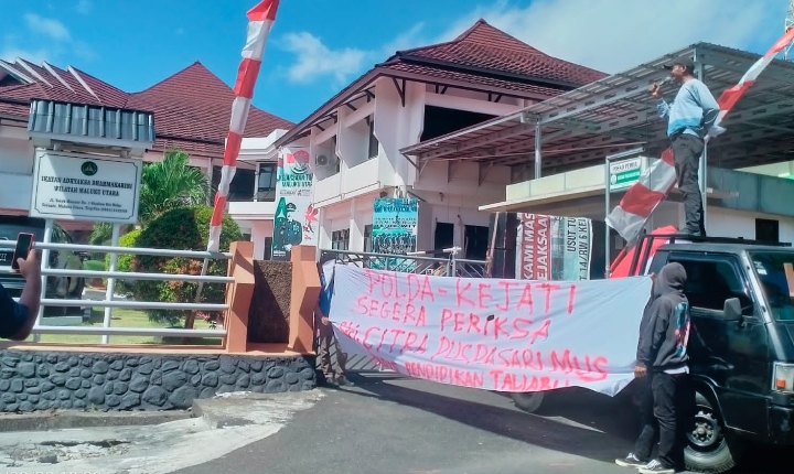Aksi Komite Pemuda Anti Korupsi (KAPAK) Maluku Utara di depan Kantor Kejaksaan Tinggi (Kejati) Maluku Utara, Senin (28/8/2023).