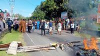 Warga Desa Towara, Kecamatan Galela memblokade ruas jalan raya trans Halmahera Utara, Senin (28/8/2023).