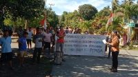 Aksi menuntut pemekaran desa yang berlangsung di depan Kantor Desa Sopi Majiko dan Kantor Camat Morotai Jaya, Senin (28/8/2023).