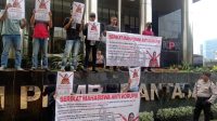 Serikat Mahasiswa Anti Korupsi saat aksi di depan Kantor Komisi Pemberantasan Korupsi (KPK), Rabu (30/8/2023).