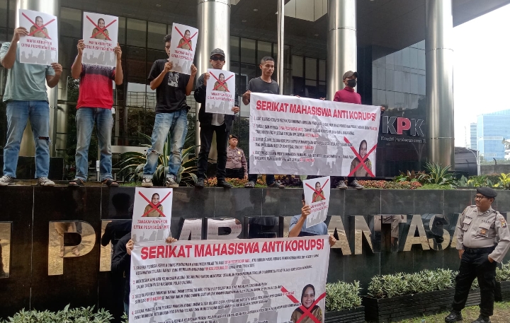 Serikat Mahasiswa Anti Korupsi saat aksi di depan Kantor Komisi Pemberantasan Korupsi (KPK), Rabu (30/8/2023).
