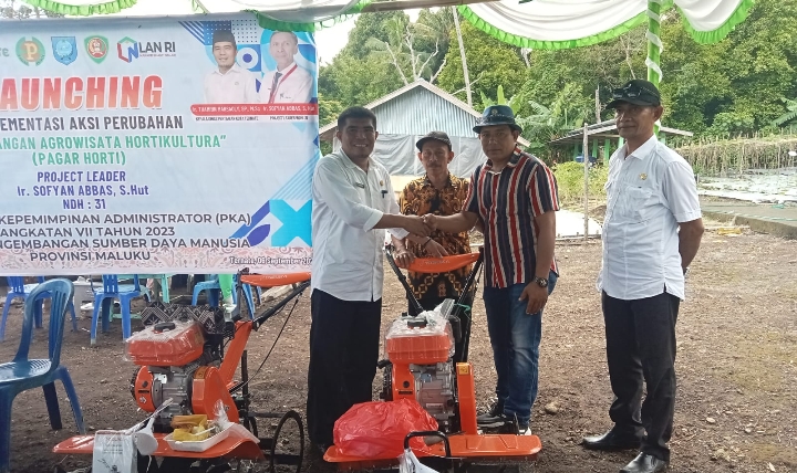 Kadis pertanian Kota Ternate, Thamrin Marsaoly saat menyerahkan bantuan alat pertanian kepada kelompok tani di Kota Ternate.(Istimewa).