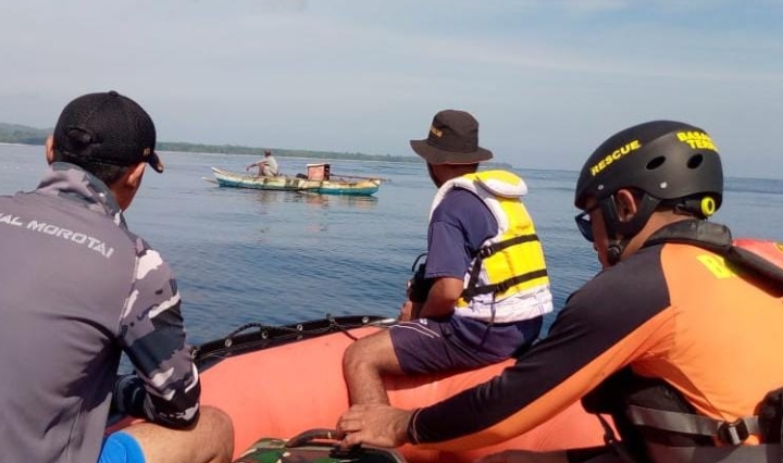 Tim SAR Gabungan saat melakukan pencarian terhadap dua nelayan yang hilang di perairan Morotai, Maluku Utara.(Ist).