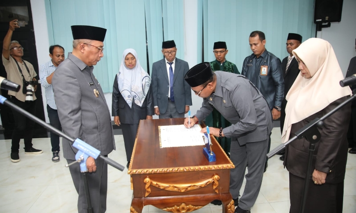 Wali Kota M. Tauhid Soleman saat lantik Abdullah M. Saleh sebagai Sekda Kota Ternate, Senin 11 September 2023.(Istimewa).