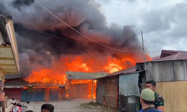 Pasar sentral Kao terbakar pada Rabu (27/9/2023) sekira pukul 17.20 WIT.(Foto : Fic/beritadeti.id).