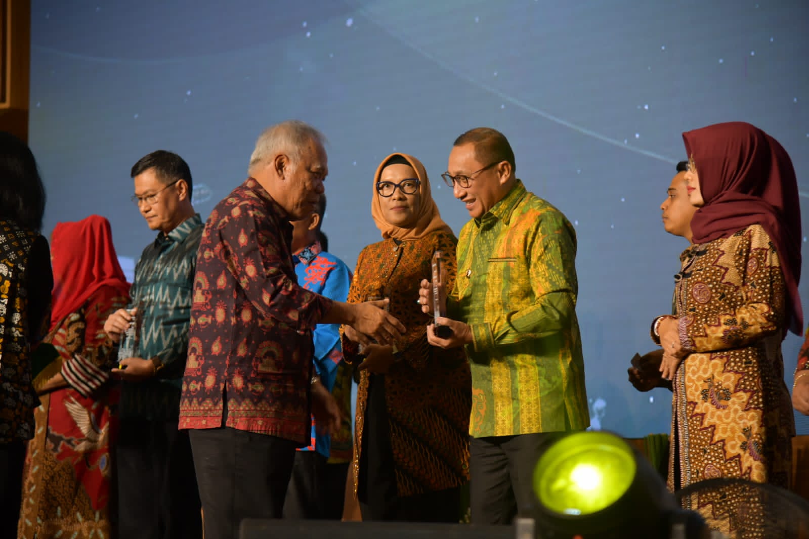 Menteri PUPR, Basuki Hadimuljono saat menyerahkan penghargaan kepada Wali Kota Ternate, M Tauhid Soleman, Senin (30/10/2023).