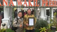 Bupati Kabupaten Pulau Taliabu Aliong Mus menerima penghargaan untuk kategori percepatan penanganan stanting, Jumat (6/10/2023).