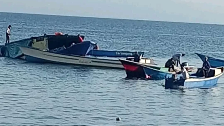 Motor Kayu bermuatan Barito dari Halmahera Barat tenggelam di laut Kelurahan Mafututu, Kota Tidore Kepulauan, Provinsi Maluku Utara, Selasa 9 Oktober 2023.(Foto : Al/beritadetik.id).