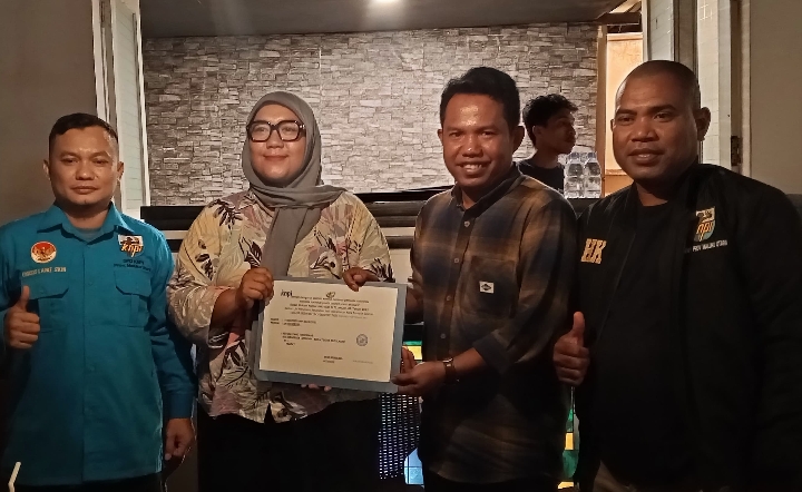 Ketua DPD KNPI Malut Sukri Ali menyerahkan SK kepada karteker KNPI Tidore Kepulauan, Yunita Kadir, Jumat 13 Oktober 2023.(Ist).