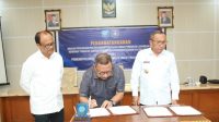 Penandatanganan Naskah Perjanjian Pelaksanaan Pekerjaan Hibah berlangsung di ruang rapat lantai III Kantor Walikota Ternate, Rabu (25/10/2023).